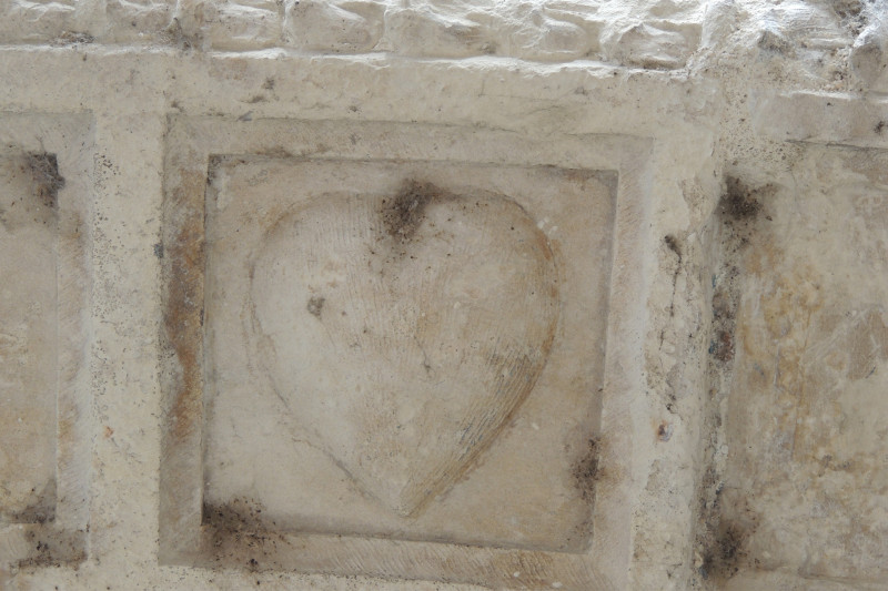 Coeur sur l'arc en anse de panier de la maison dite de Toto