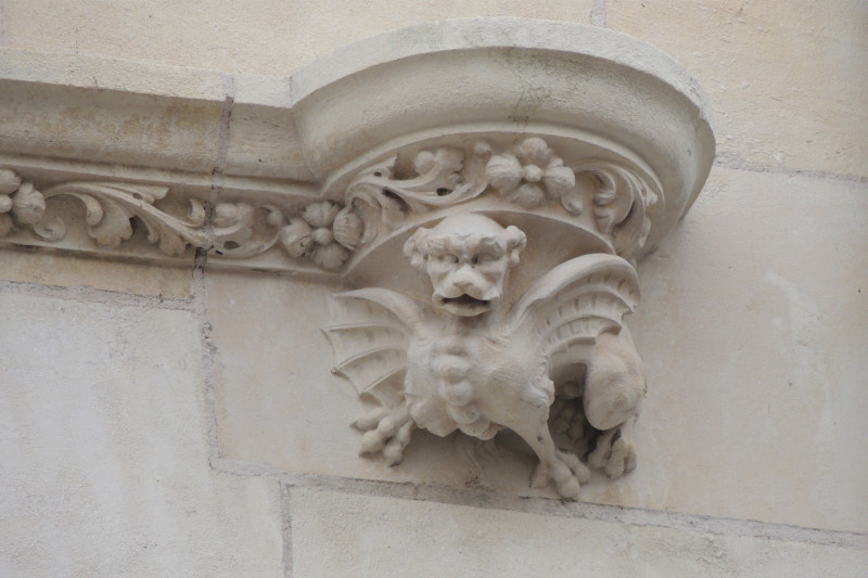 Détail du décor de la façade extérieure de l’Hôtel Euverte-Hatte