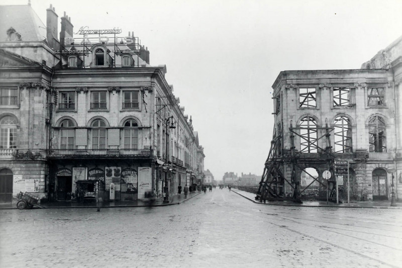 Rue Royale, arrivée sur la place du Martroi