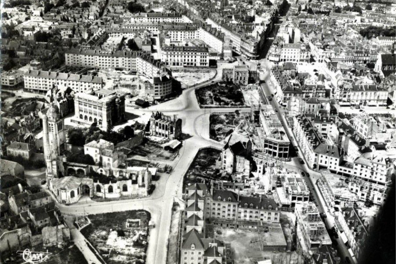 Vue aérienne sur la place du Martoir et nouveaux îlots vers 1950